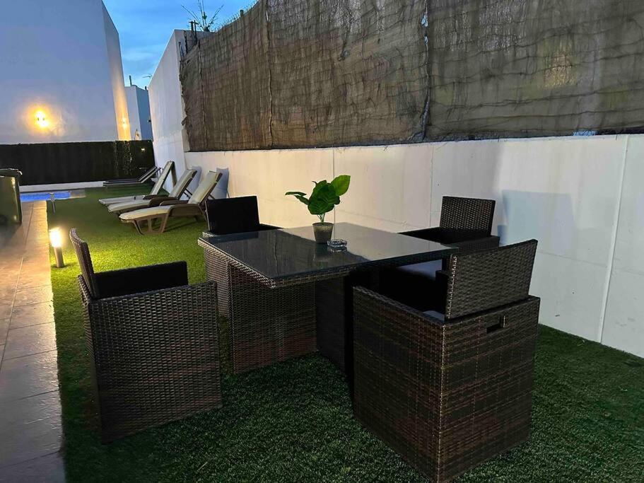 Modern 5-Bedroom Villa With Pool Montequinto Ngoại thất bức ảnh