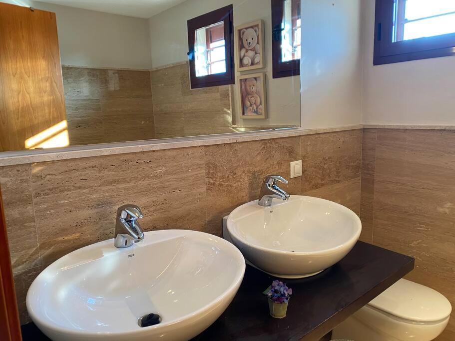 Modern 5-Bedroom Villa With Pool Montequinto Ngoại thất bức ảnh