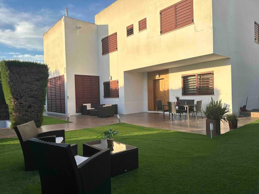 Modern 5-Bedroom Villa With Pool Montequinto Ngoại thất bức ảnh