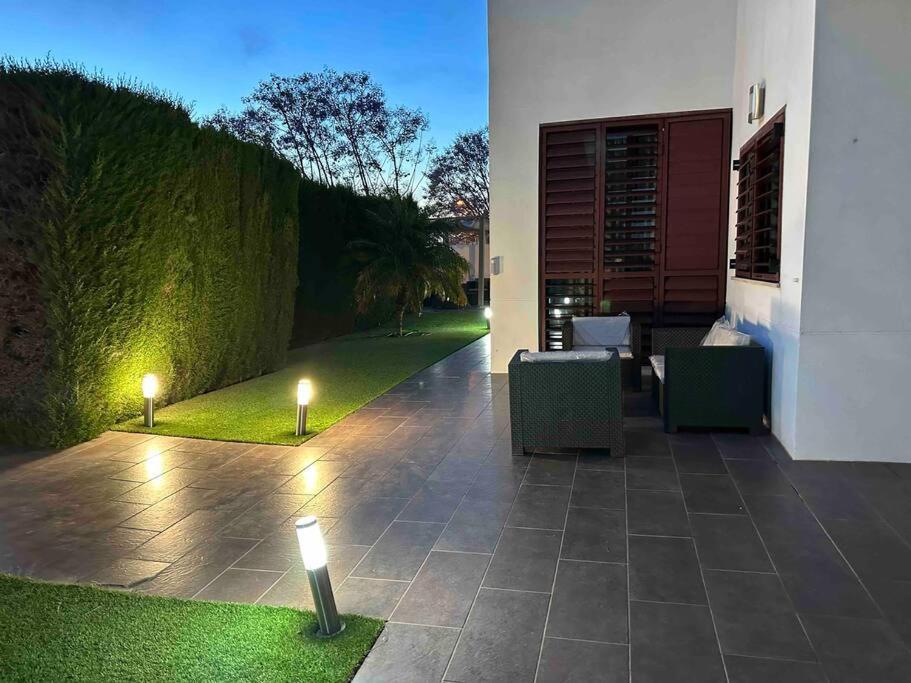 Modern 5-Bedroom Villa With Pool Montequinto Ngoại thất bức ảnh